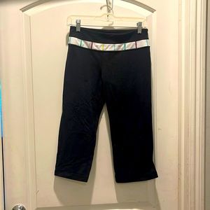 Pre owned Lululemon capris - slight pilling through out ..  size 6